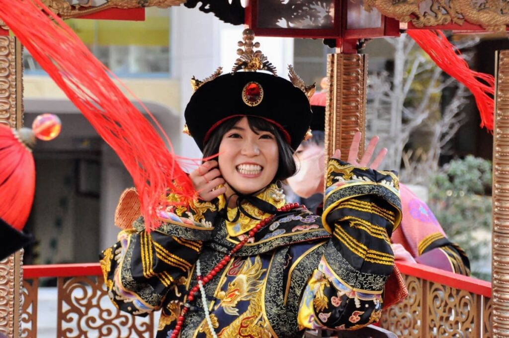 カメラ目線!アルコア中通りの手前で撮影した塩田みうさん