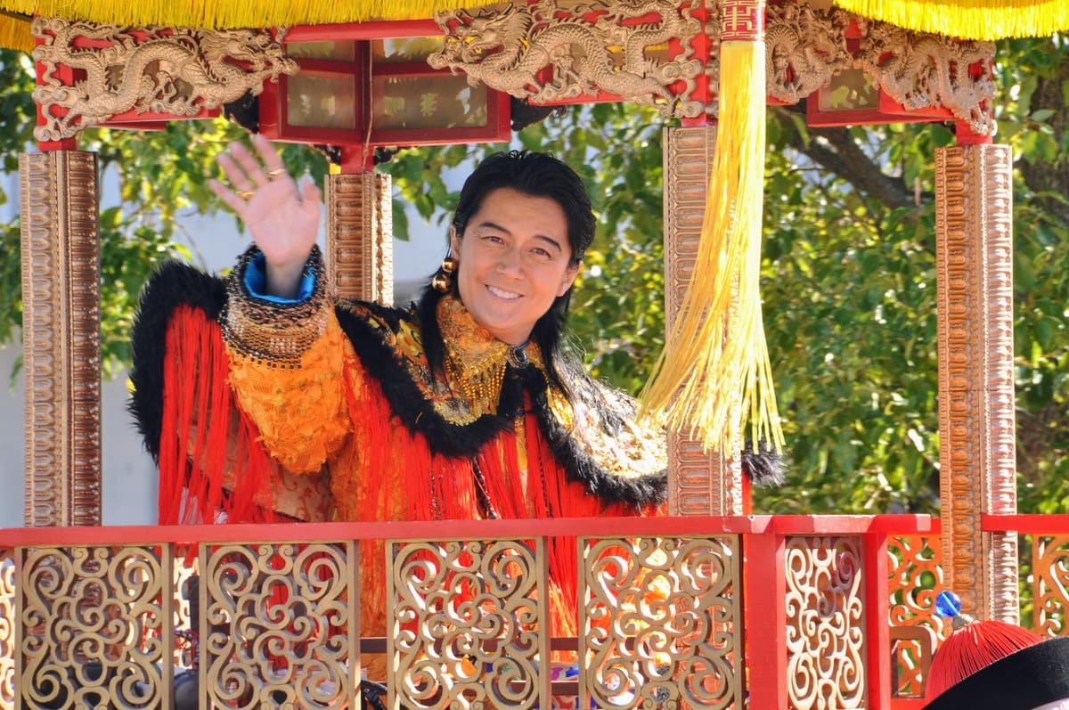 2024長崎ランタンフェスティバルの皇帝パレード特別版で皇帝を務めた福山雅治さん