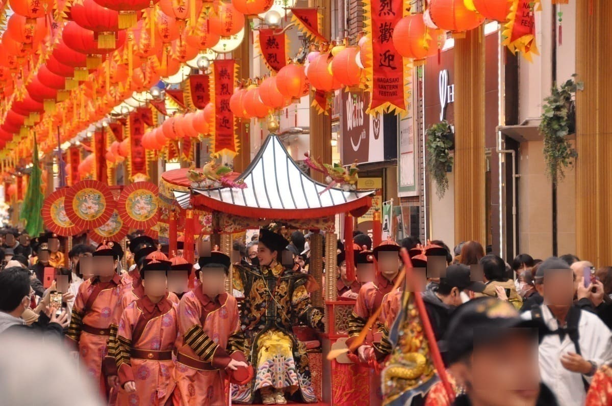 皇帝パレードのコースになっている浜市アーケードは普通に歩ける状態ではありません…