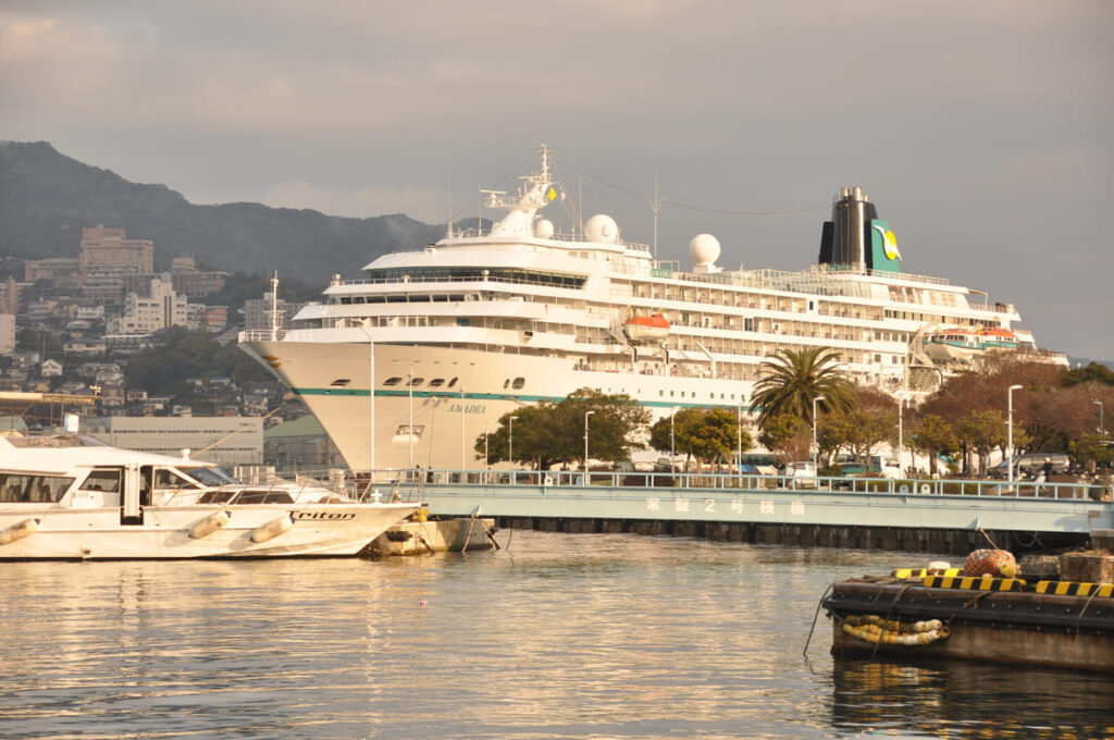 長崎水辺の森公園(出島岸壁)に着岸したアマデア