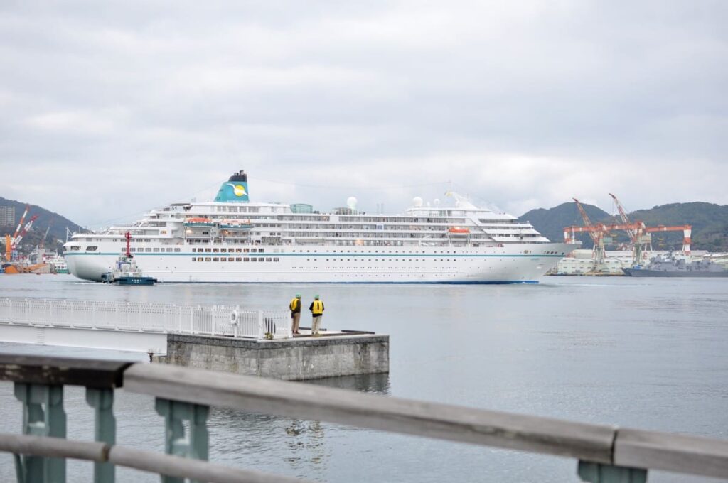 ファンネルのカラーリングは変わりましたが初代「飛鳥」そのもの