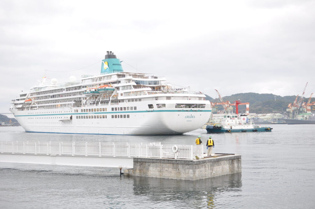 早朝の長崎港で大回転