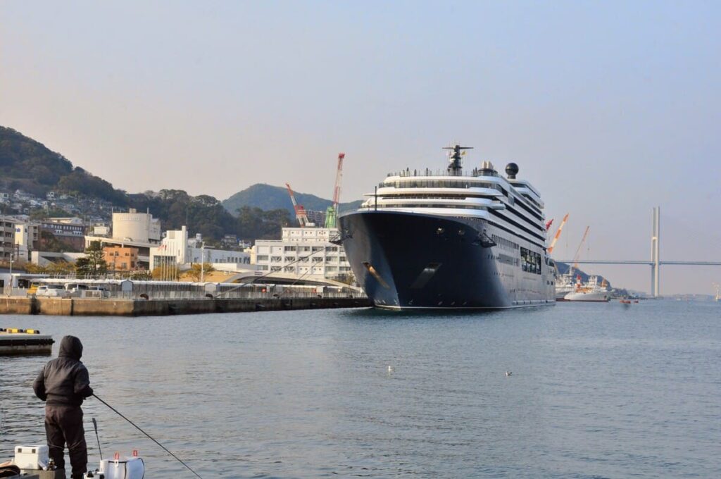 長崎水辺の森公園から見たルミナーラ