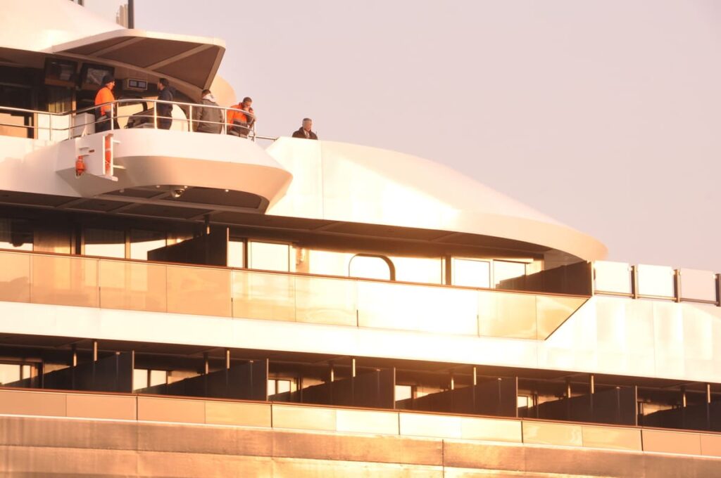 黄金色に輝くルミナーラ(光)