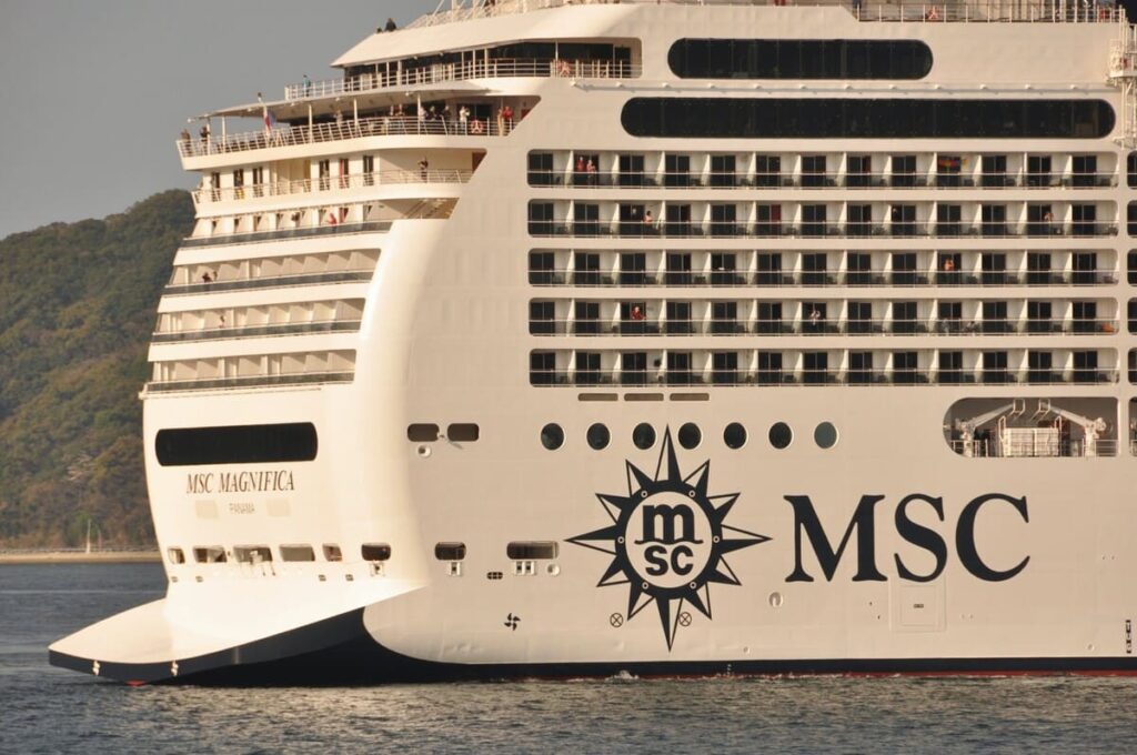 ダックテール（アヒルの尻尾）と呼ばれる設計で船体の安定性と燃費を向上