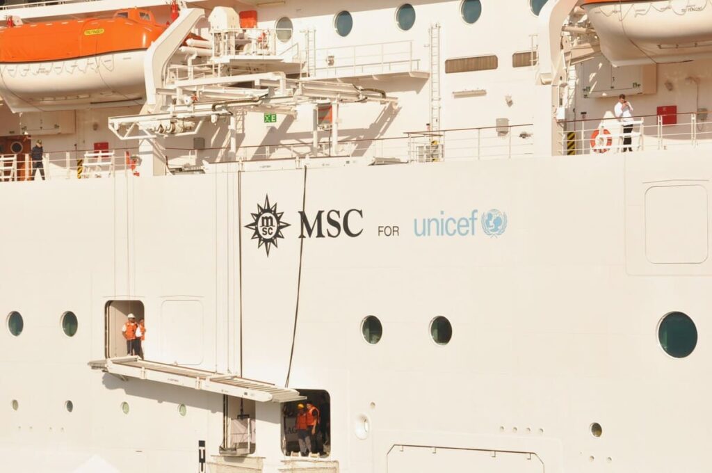 MSCマニフィカの船体に記されたユニセフとのパートナーシップ・ロゴ