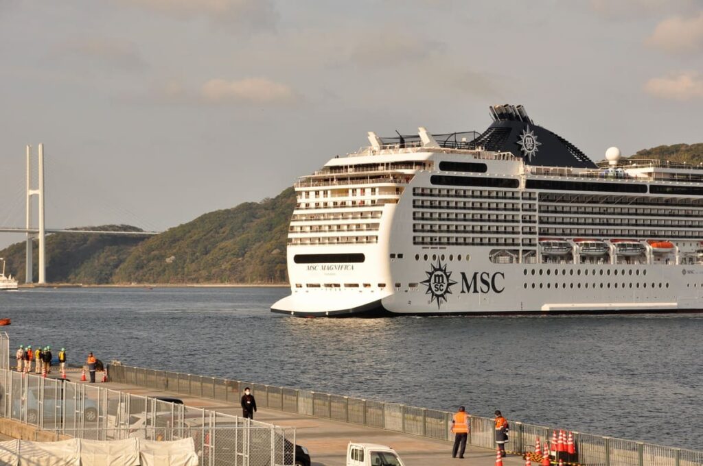 MSCマニフィカのような巨大な船体が向きを変える姿は圧巻