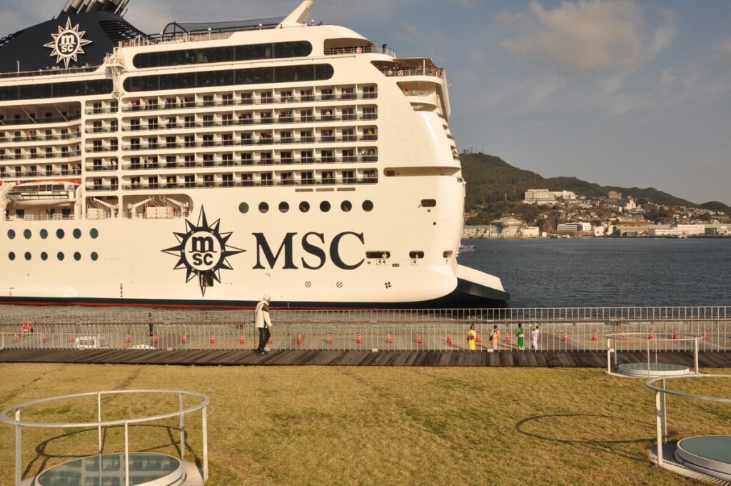 接岸に合わせて行われた「チンドンかわち屋」さんによる入港セレモニー