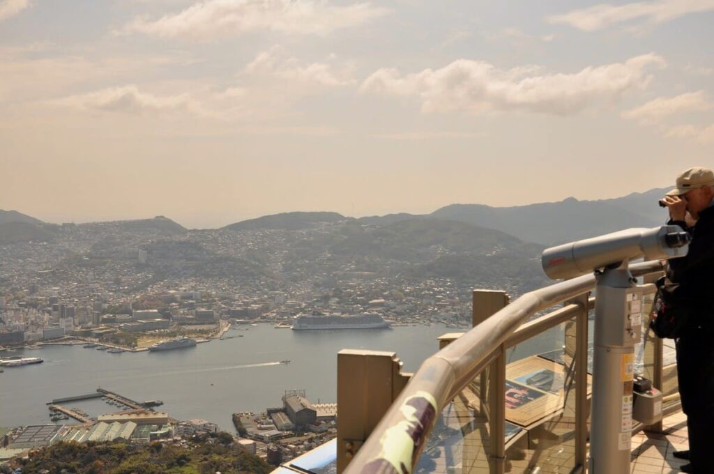 長崎港を彩るW客船！ 稲佐山展望台から見渡す活気あふれる風景