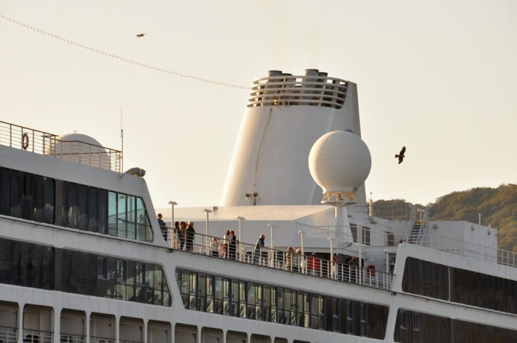 長崎の町並みを見るRegatta（レガッタ）の乗客たち