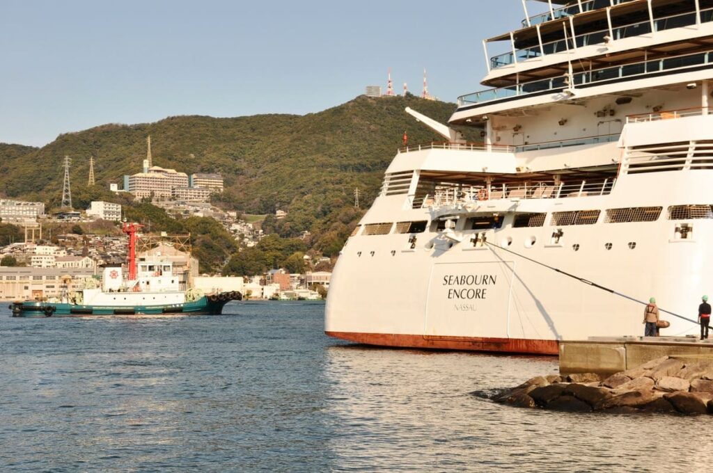 船尾に刻印された「SEABOURN ENCORE」と船籍港「NASSAU」