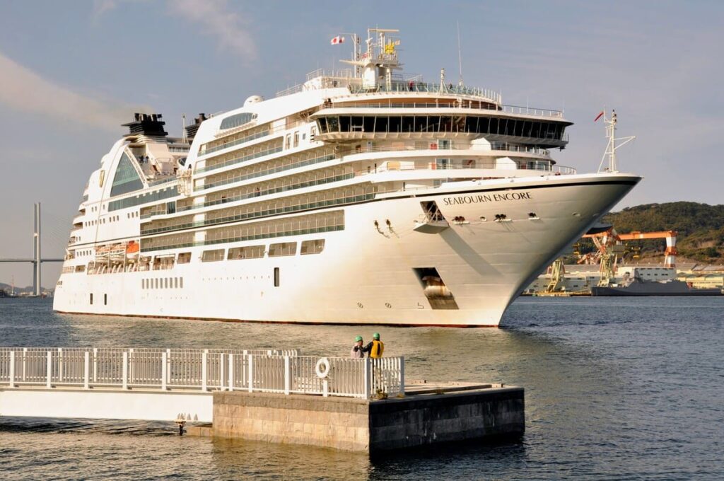 青空の下、真っ白な船体が美しく映えるシーボーン・アンコールの全体像