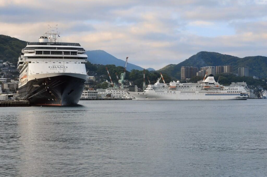雲の下、2隻並んだ長崎港